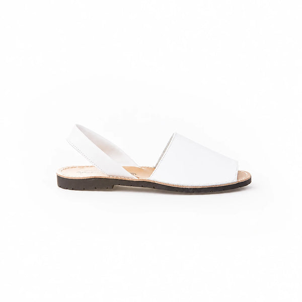 Menorquina de piel blanca de Angelitos