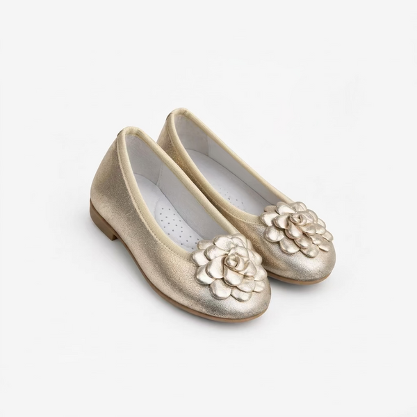 Balerina de piel dorada con flor de Angelitos