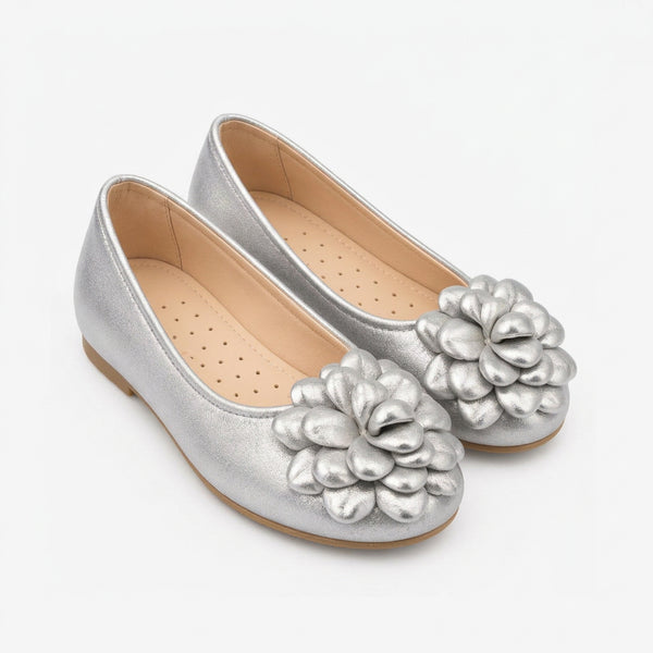 Balerina de piel plateada con flor de Angelitos