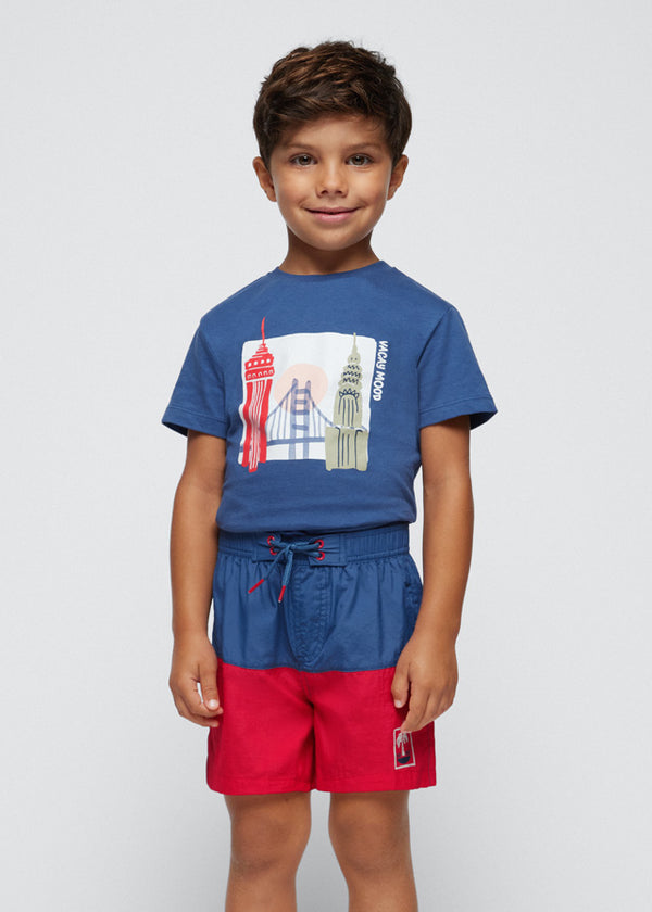 Niño con camiseta azul Vacay Mood de Mayoral con estampado de ciudades