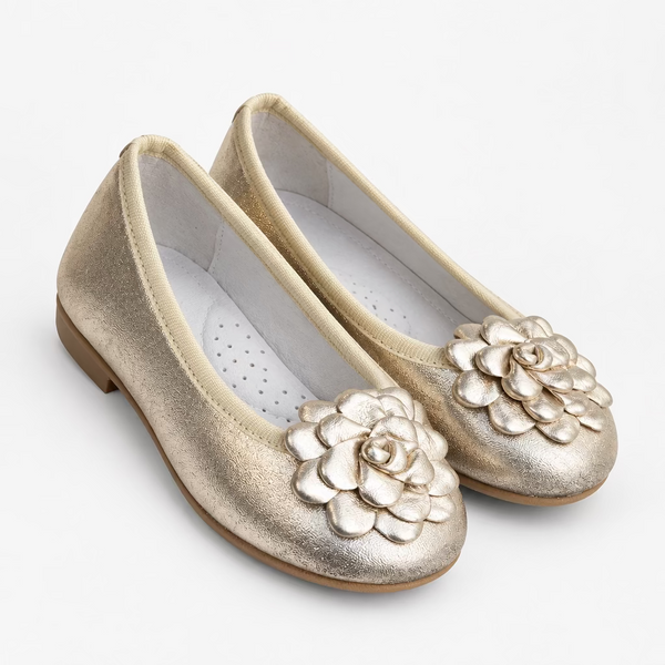 Balerina de piel dorada con flor de Angelitos