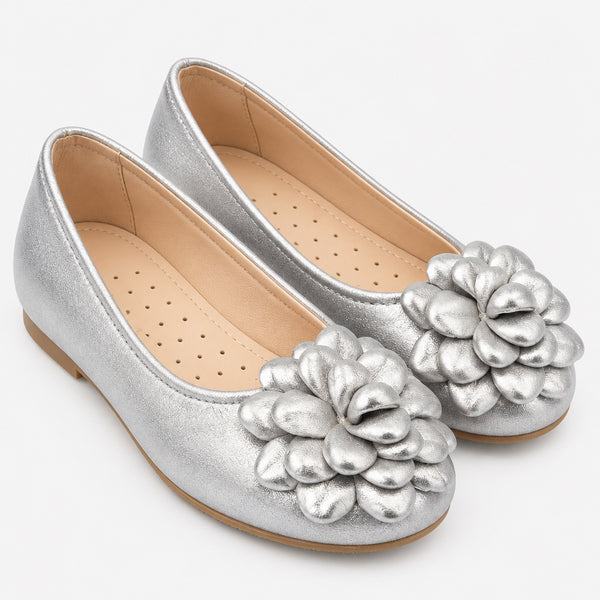 Balerina de piel plateada con flor de Angelitos